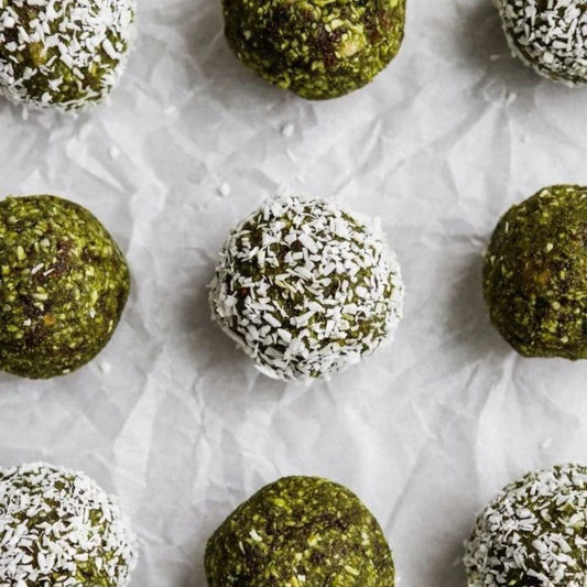 Comment préparer des energy balls matcha sésame équilibrées ?